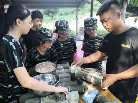 2020年獵豹特訓(xùn)軍事夏令營竹筒飯制作中.jpg